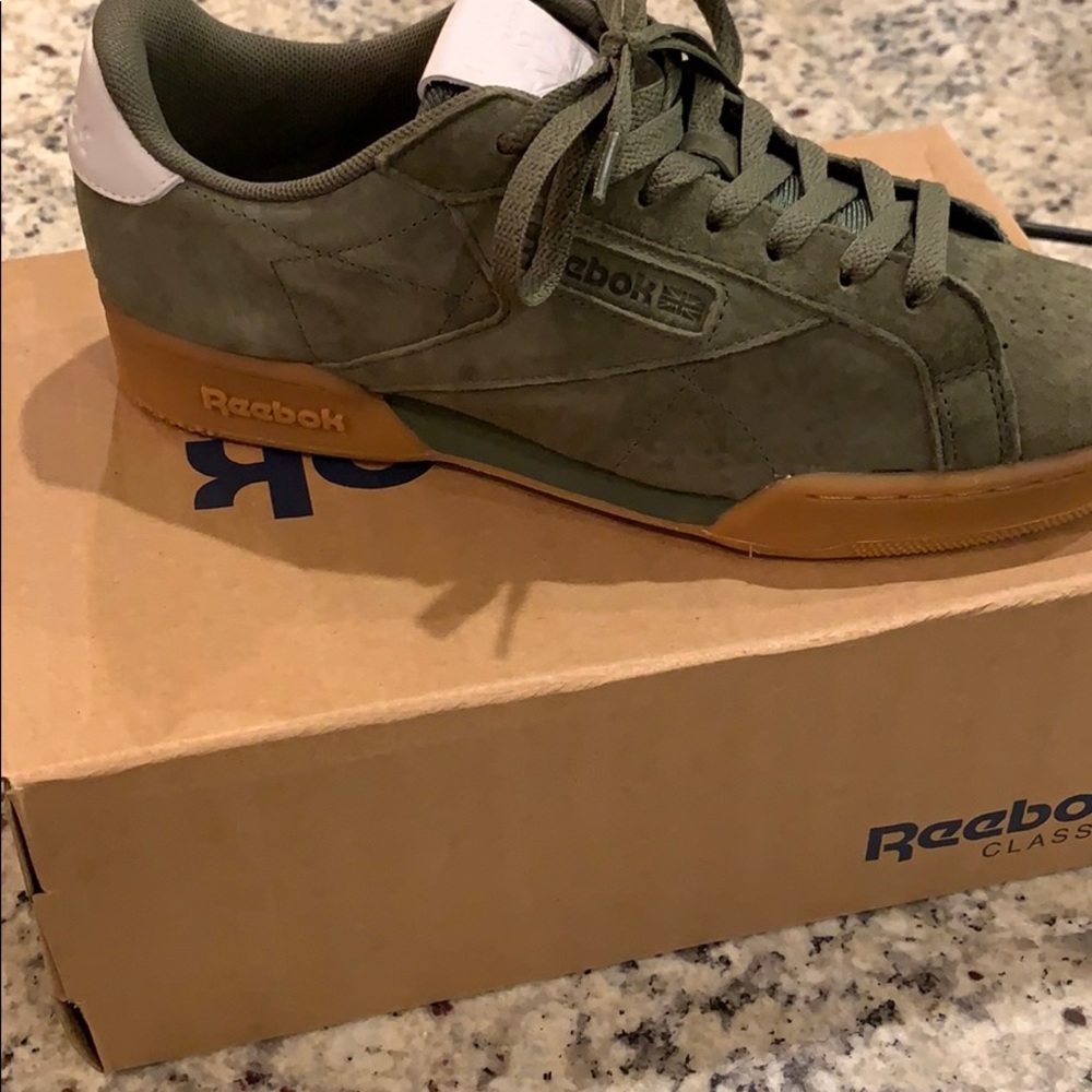 Tennis shoes